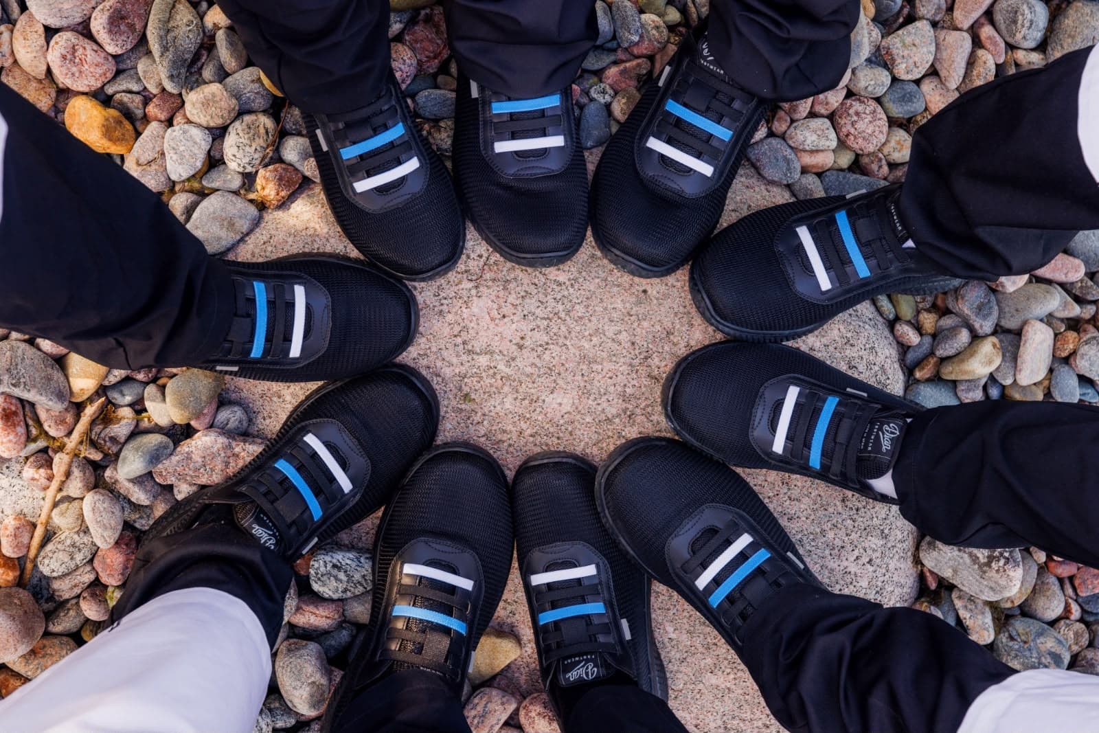 Cordones del Atlanta en el azul, negro y blanco de la bandera de Estonia